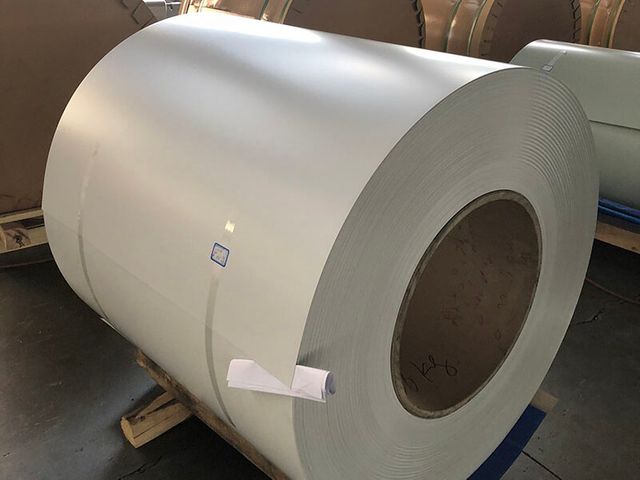 Bobina de alum&iacute;nio com revestimento colorido usada para calha inferior