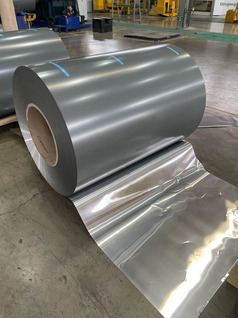 Hitte-isolerende aluminiumfoelie-roumateriaal vir PU-skuimlamineringsverwerking