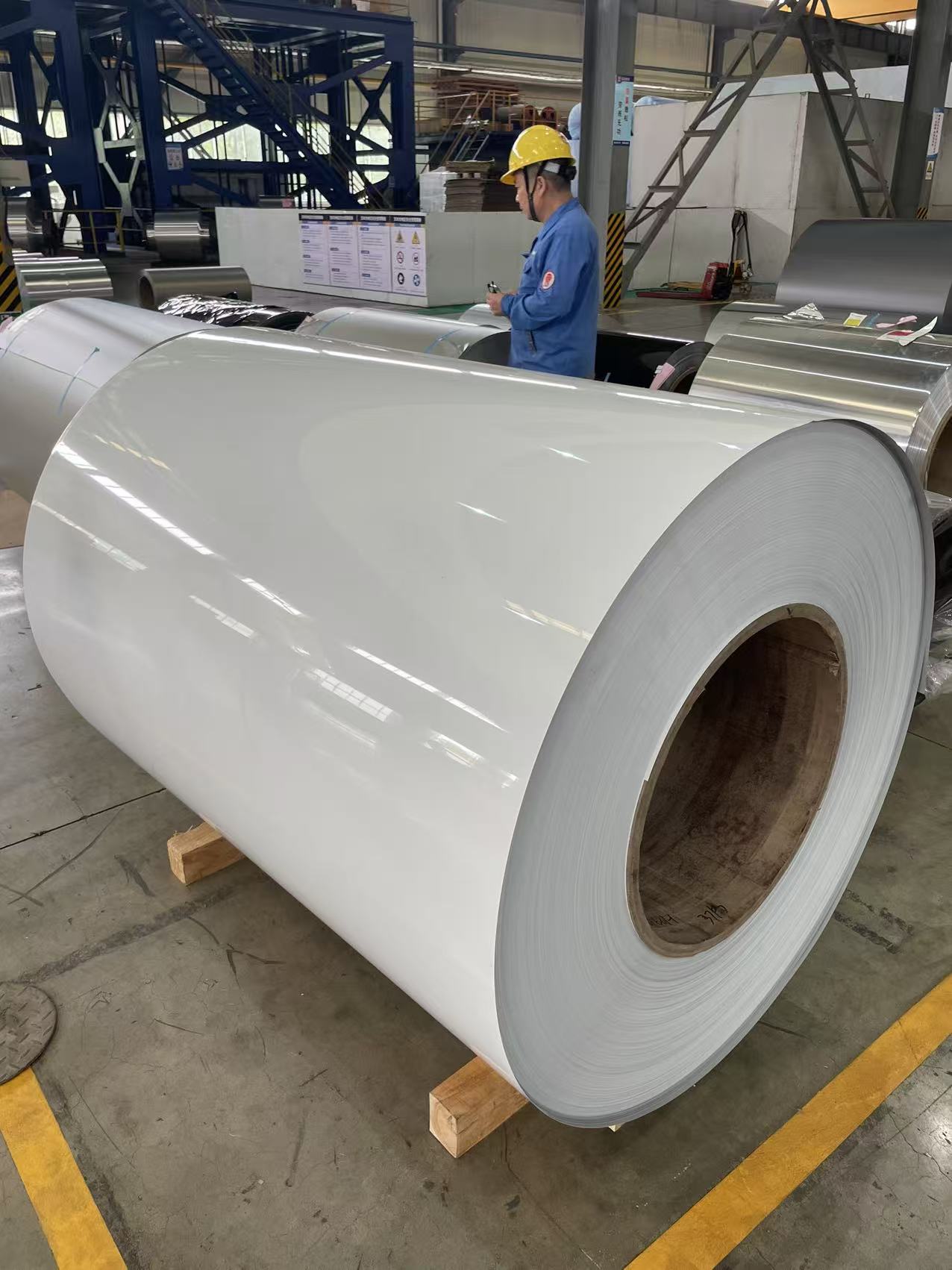 AA3003 PVDF H14 0.7 مم لفائف الألمنيوم المطلية بالألوان لمزراب المطر